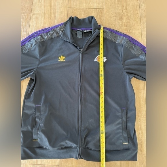 VINTAGE Adidas Limited Edition Carbon Fiber Los Angeles Lakers track jacket - Picture 7 of 9